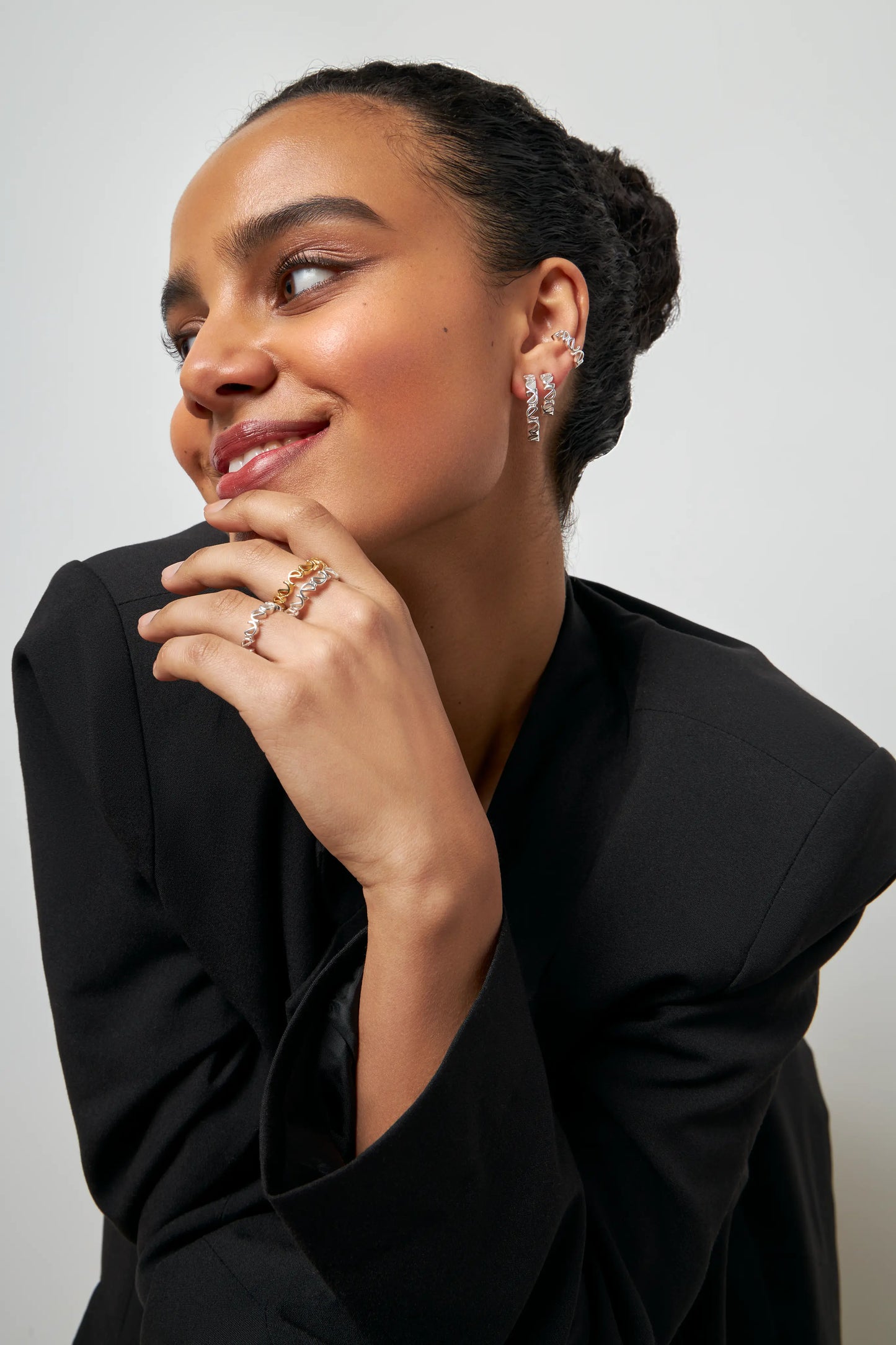Logo Ear Hoops - silber small - noёmvri fashion label