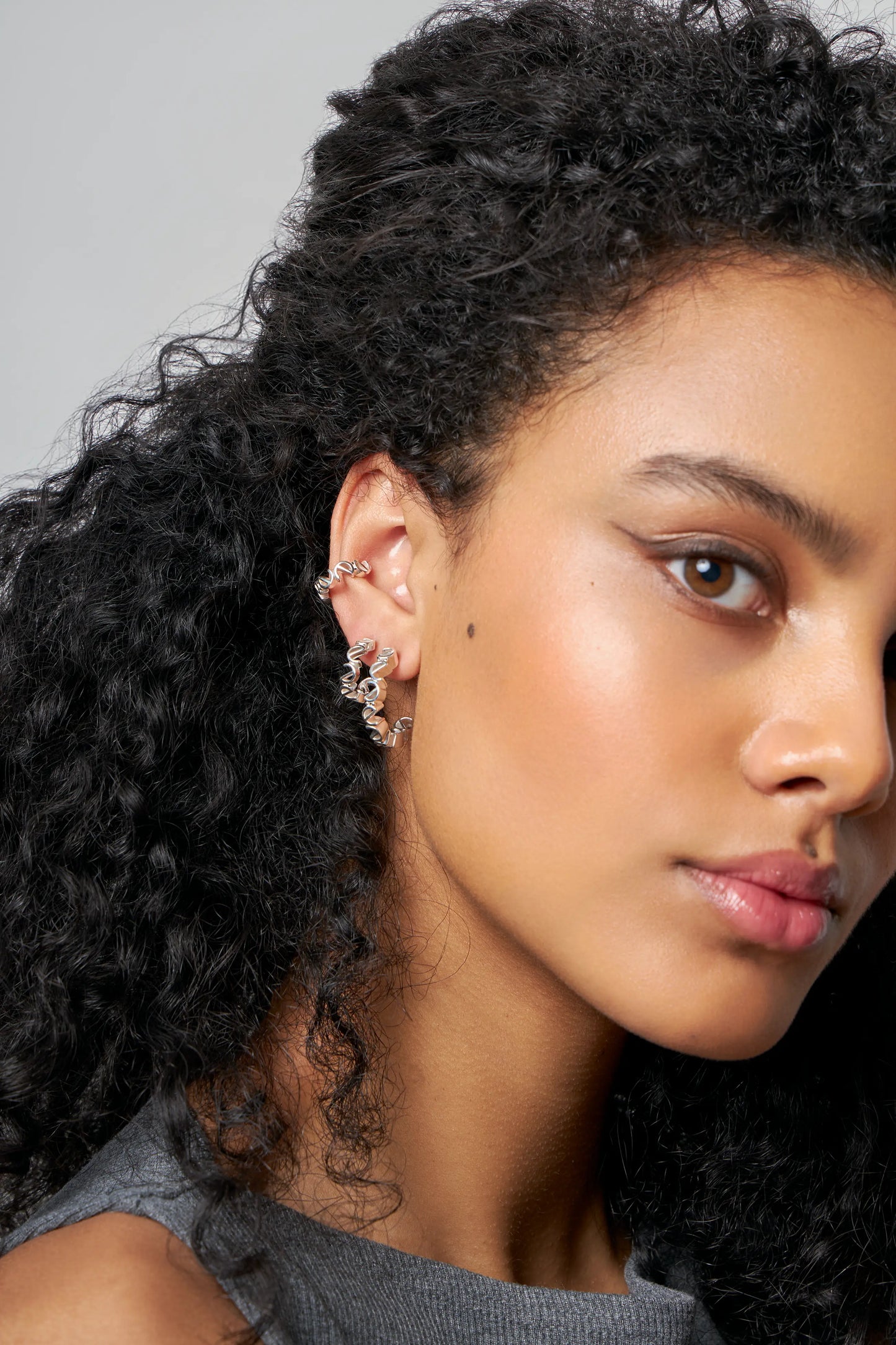 Logo Ear Hoops - silber small - noёmvri fashion label