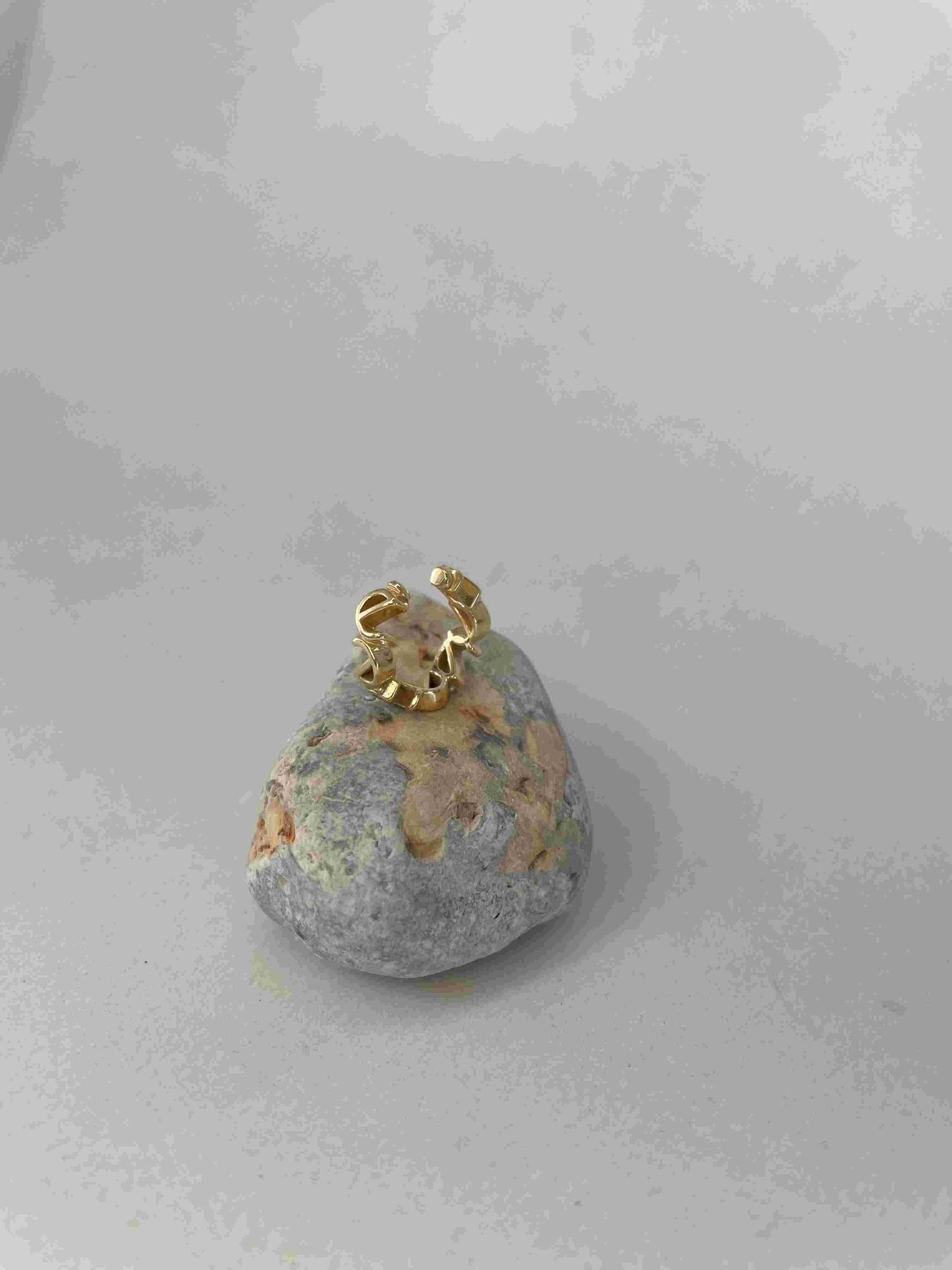 Logo earcuff gold - noёmvri fashion label