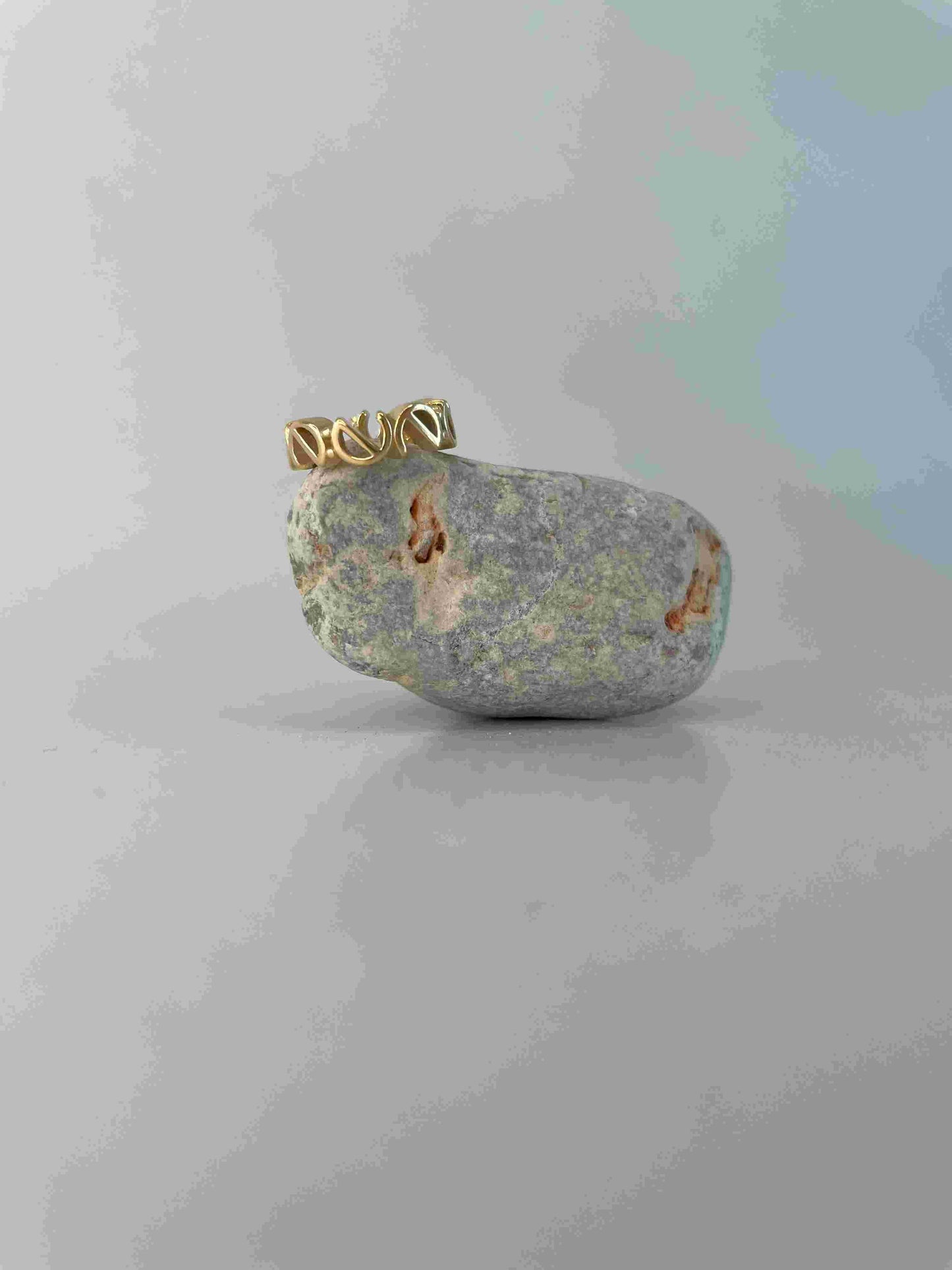 Logo earcuff gold - noёmvri fashion label