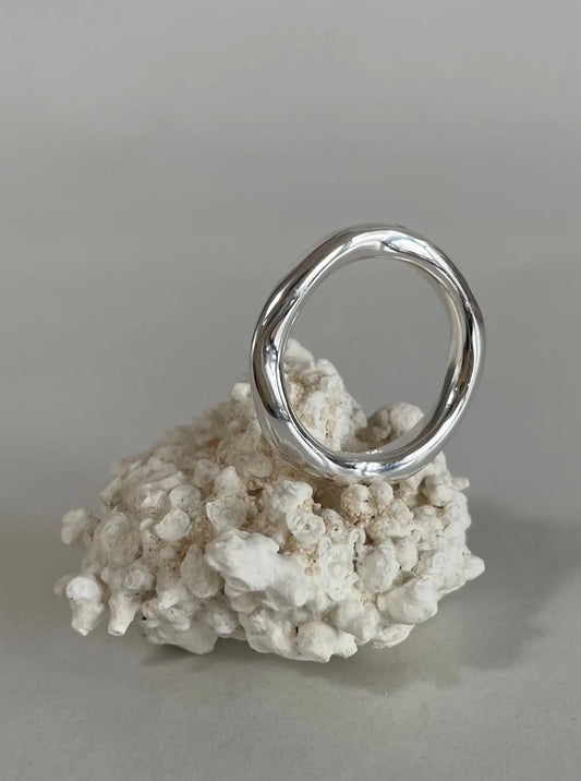 natürlich geformter Silber Ring auf einer Koralle