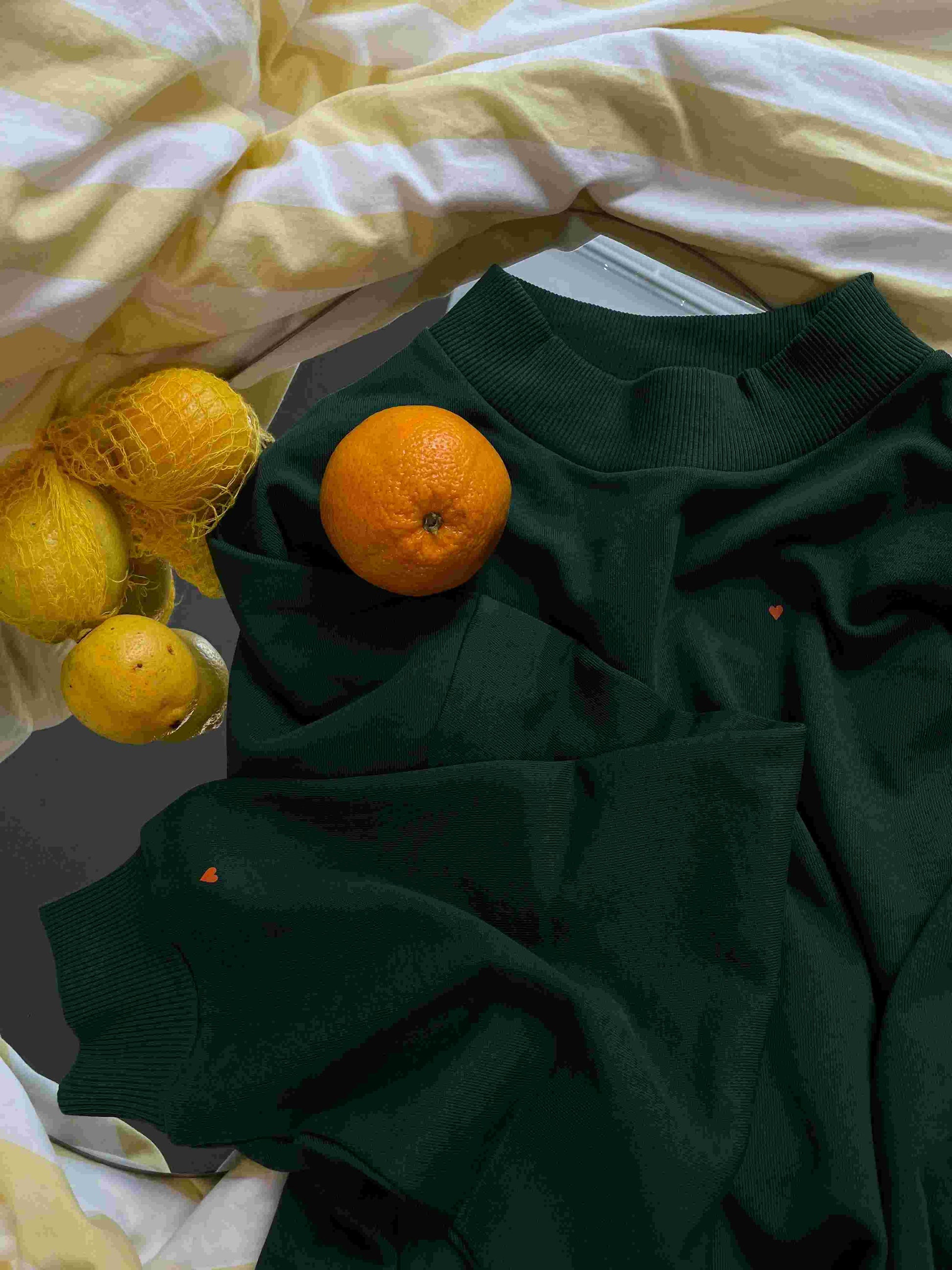 Sweatshirt green mit Herzchen orange - noёmvri fashion label