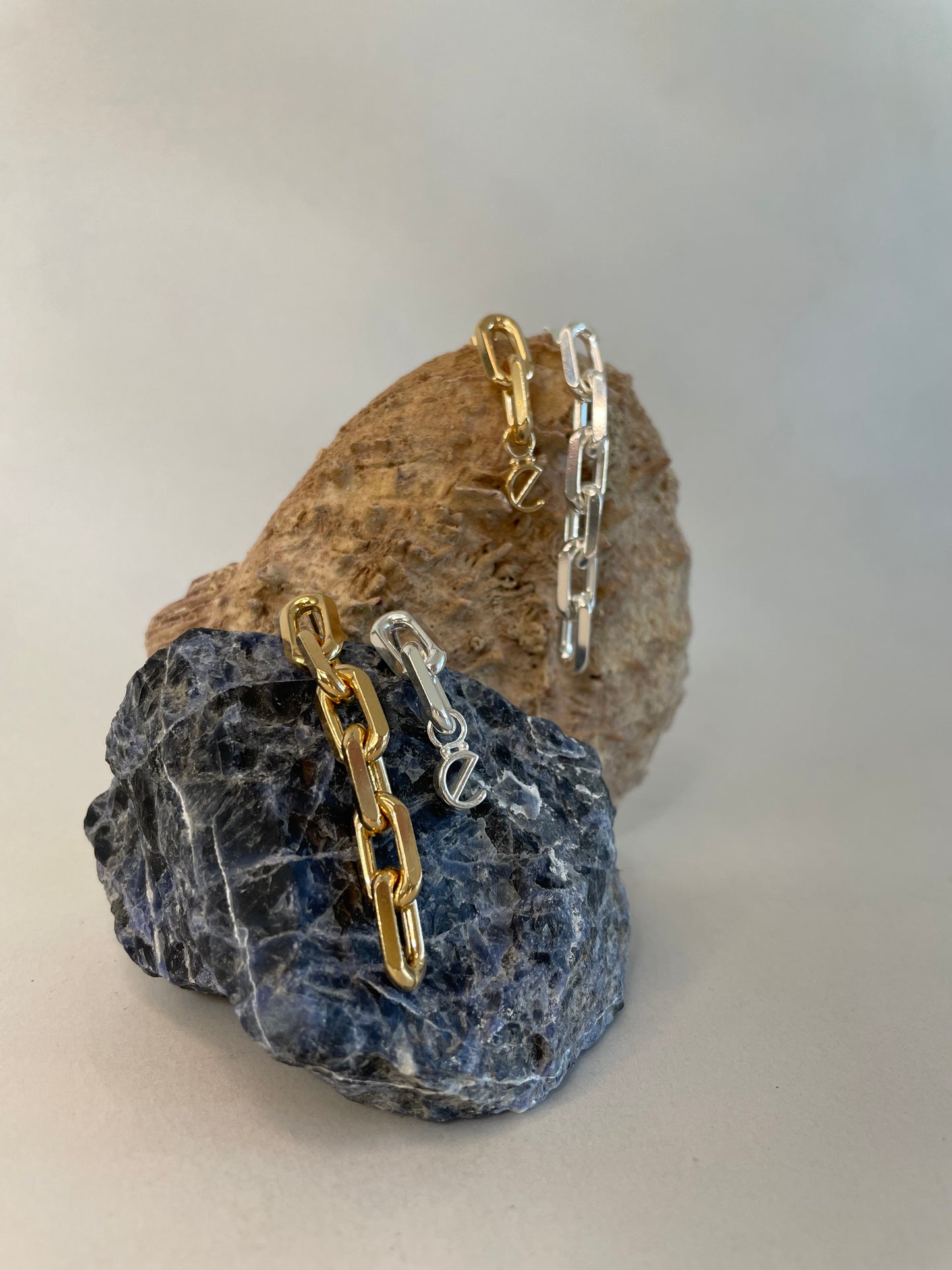 asymmetrische Logoohrstecker gold - noёmvri fashion label