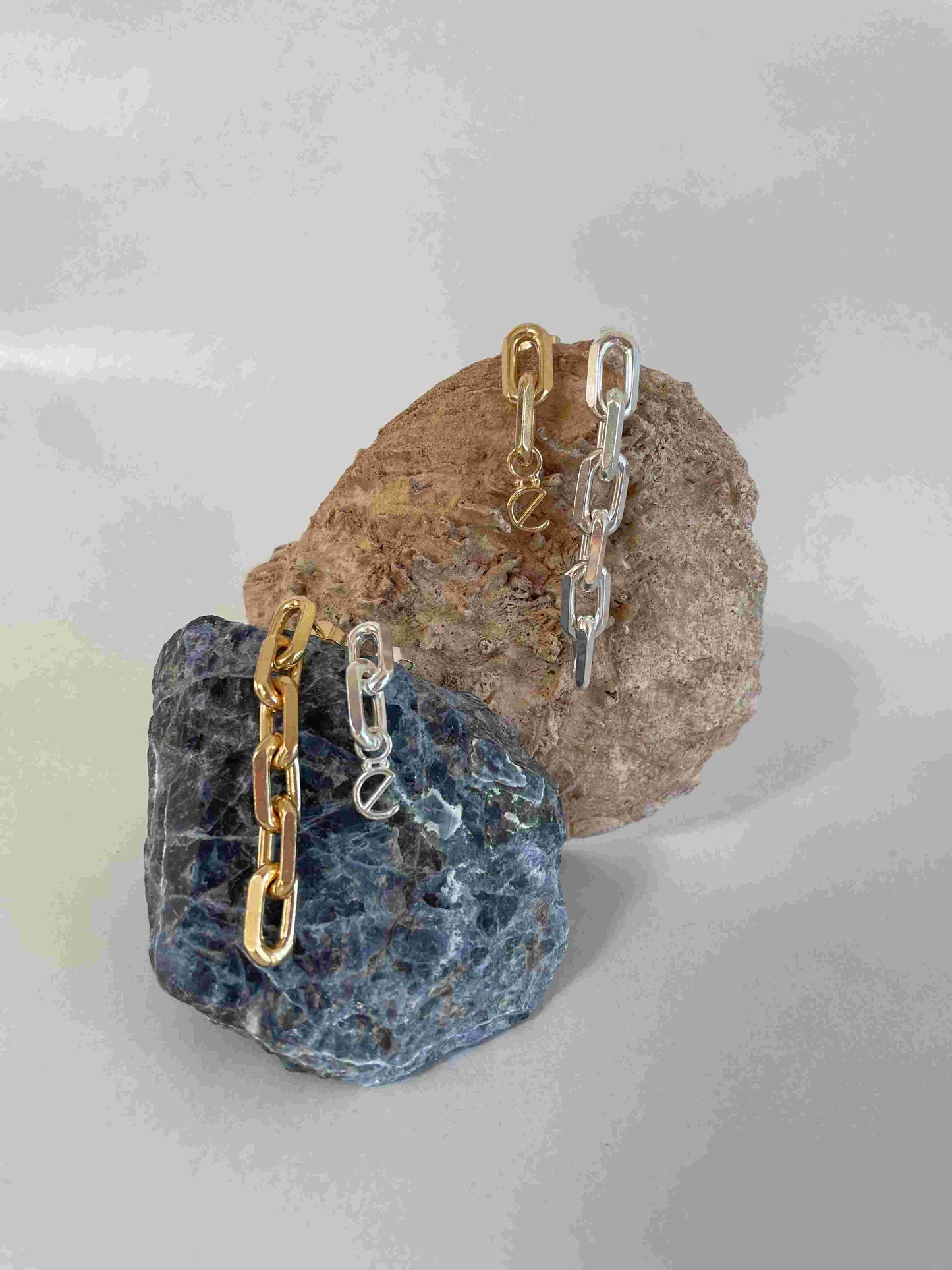 asymmetrische Logoohrstecker silber - noёmvri fashion label