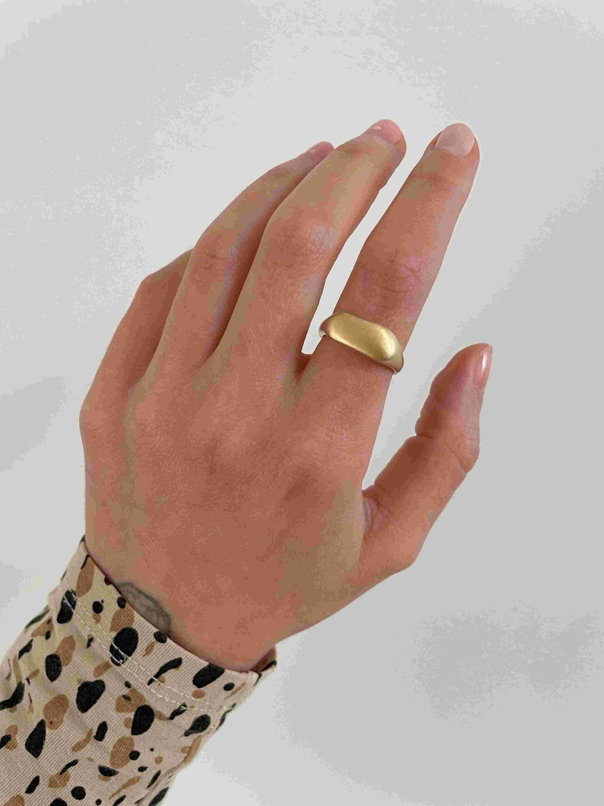 organischer Ring big gold matt - noёmvri fashion label