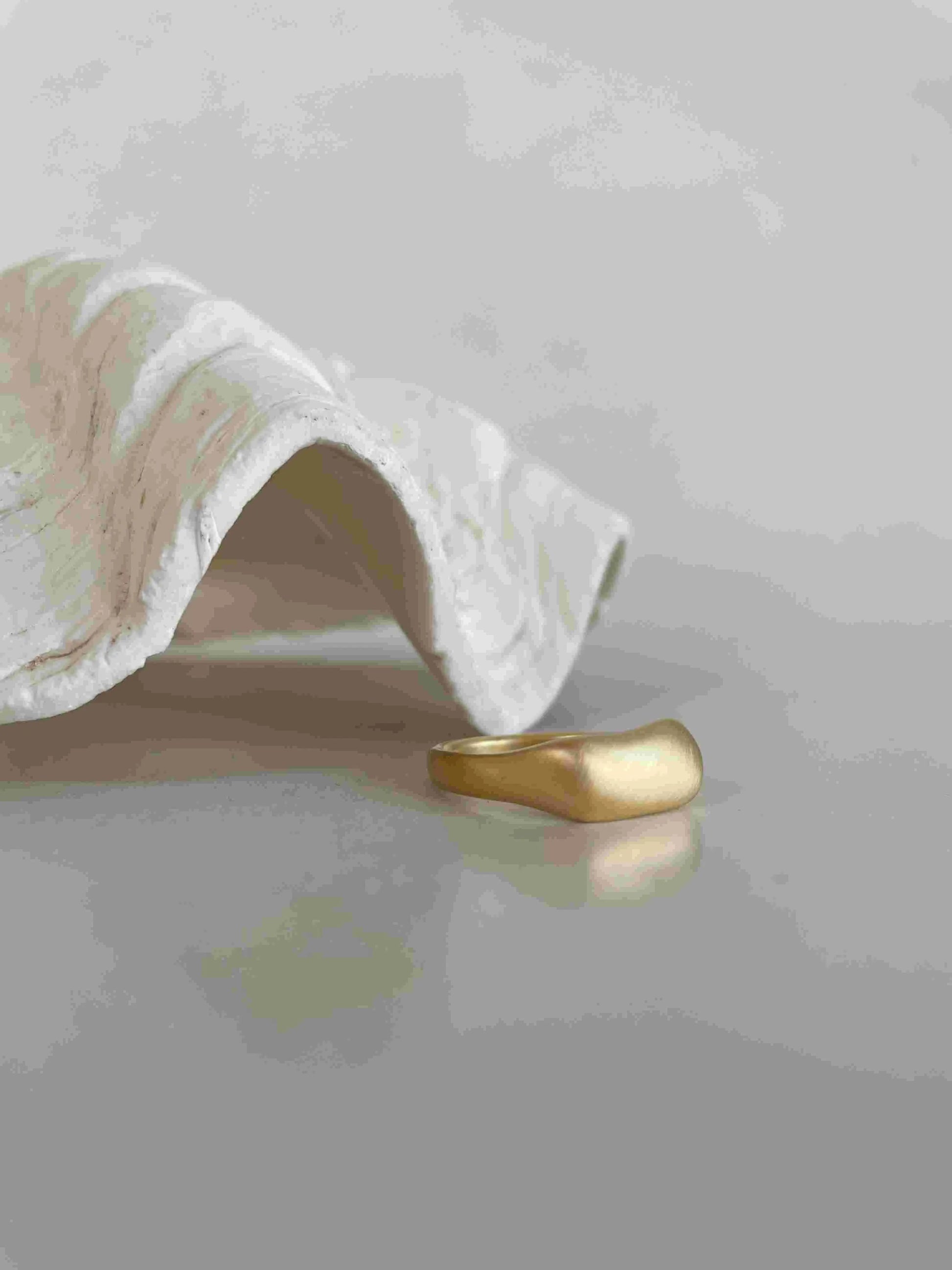 organischer Ring big gold matt - noёmvri fashion label