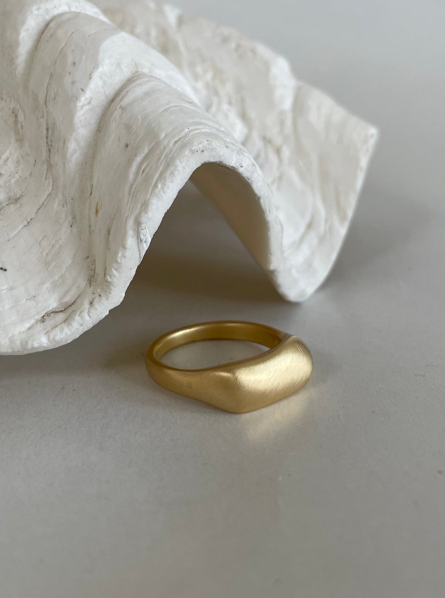 organischer Ring big gold matt - noёmvri fashion label