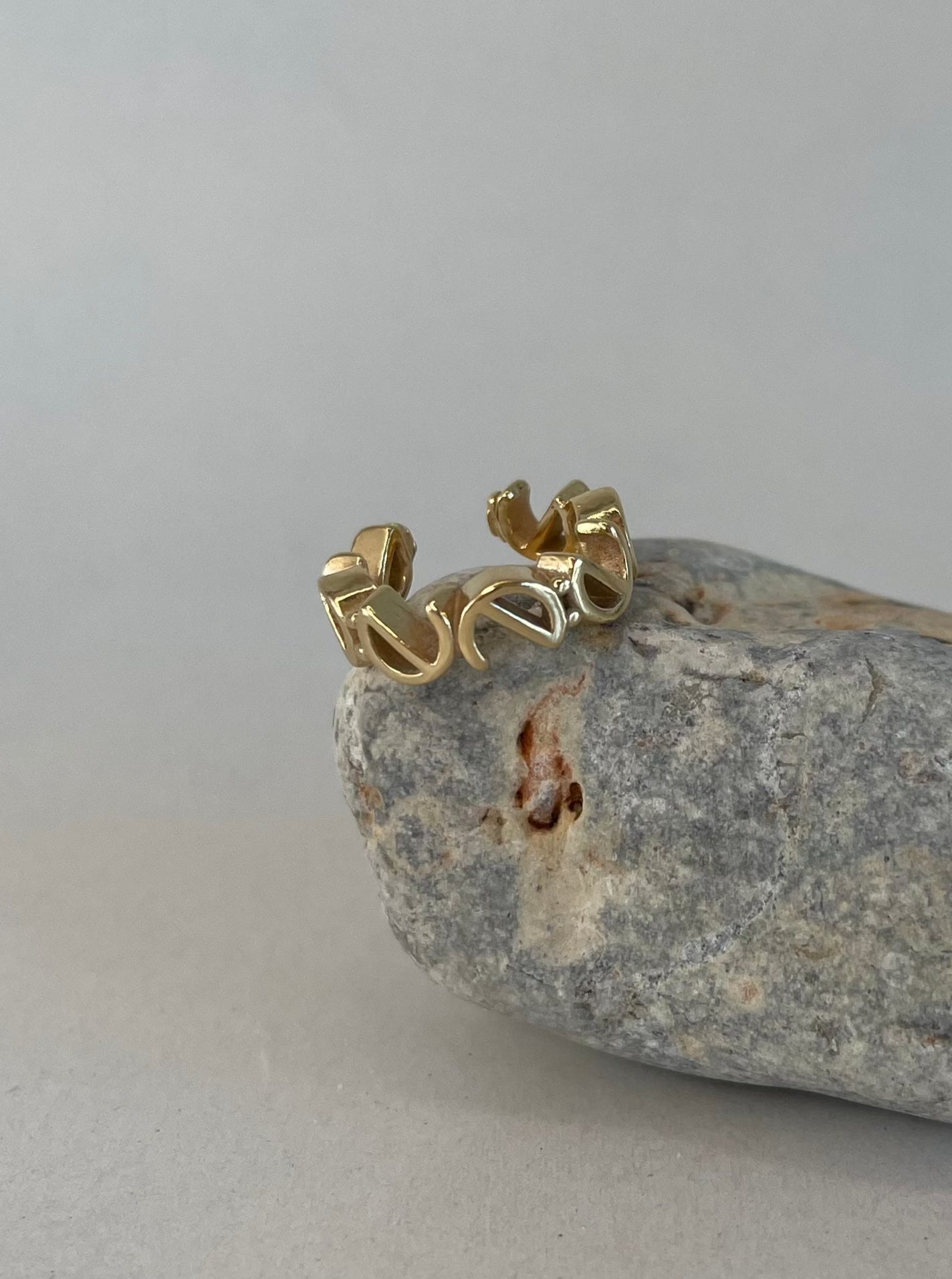 Logo earcuff gold - noёmvri fashion label