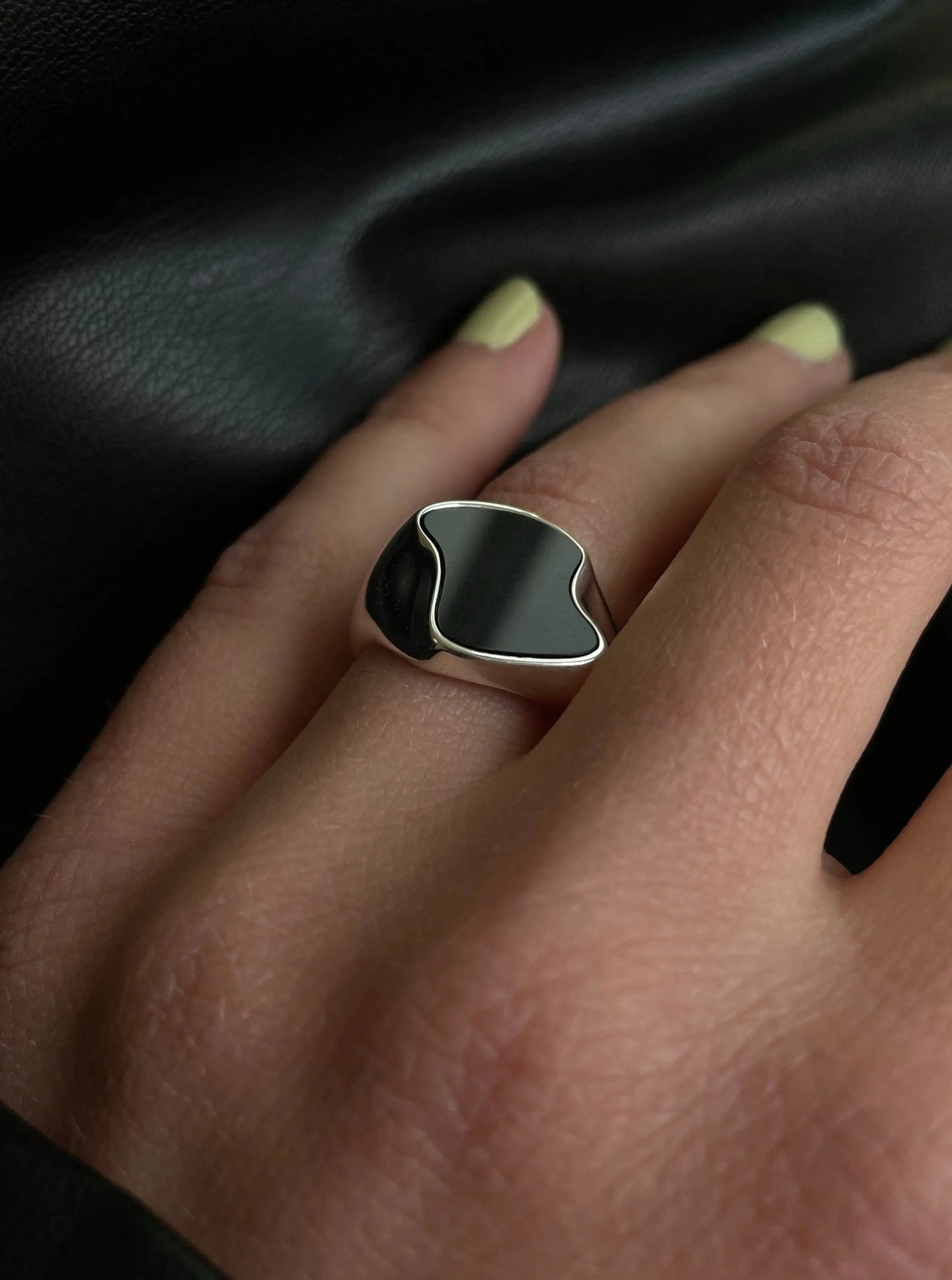 Siegelring silber mit schwarzer Plexiglas Platte - noёmvri fashion label