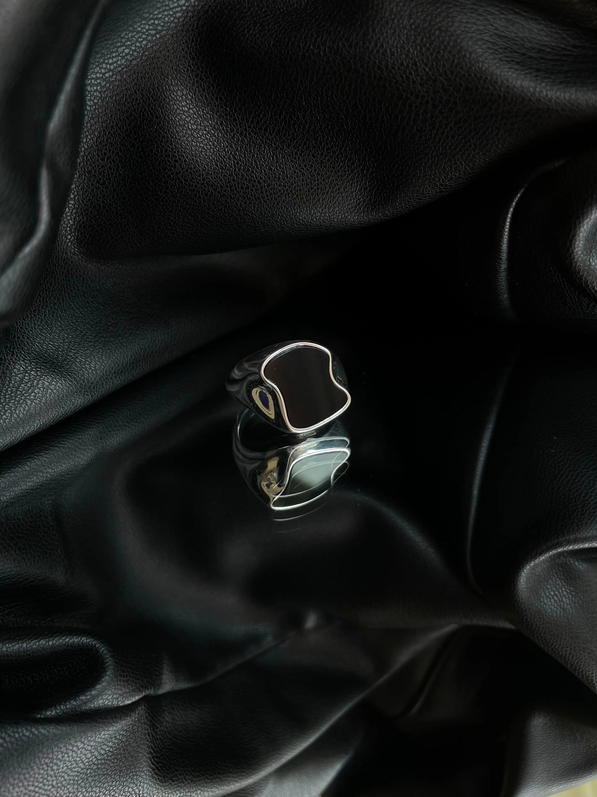 Siegelring silber mit schwarzer Plexiglas Platte - noёmvri fashion label