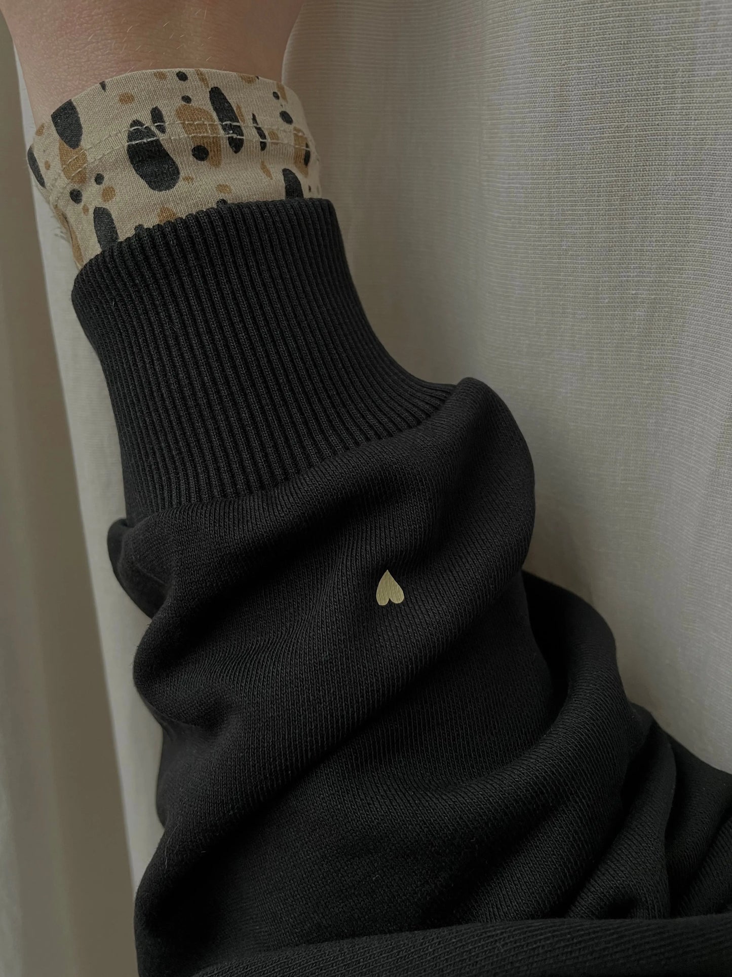 Sweatshirt black mit Herzchen - noёmvri fashion label