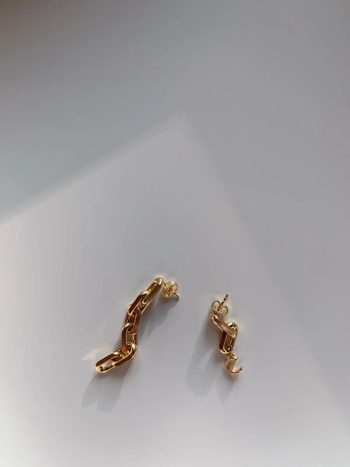 asymmetrische Logoohrstecker gold - noёmvri fashion label