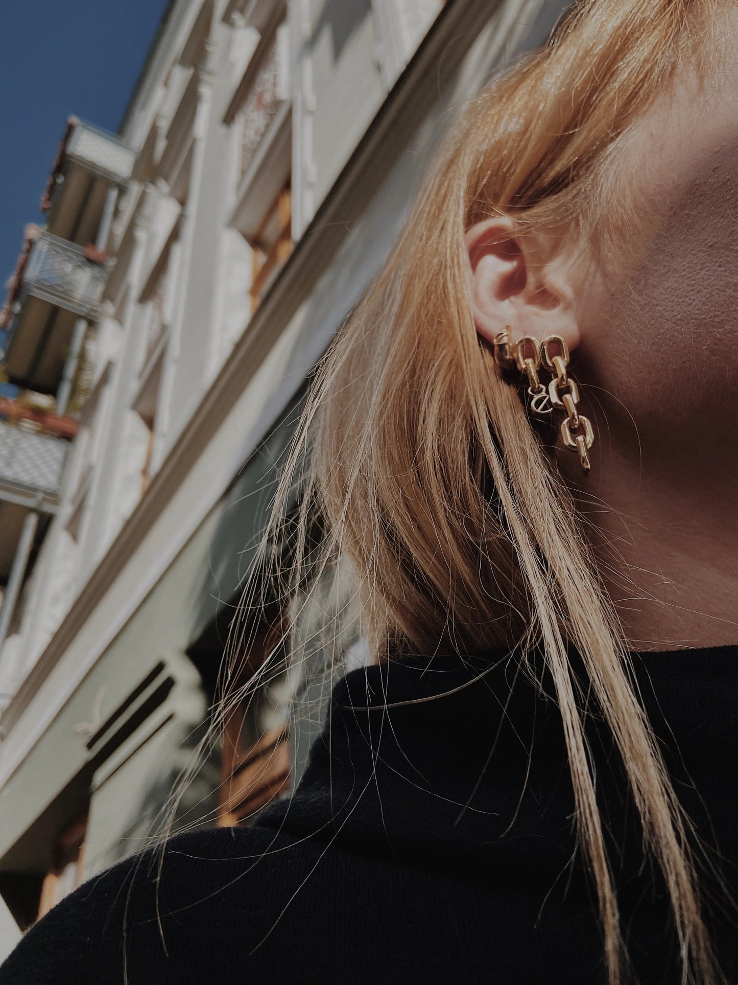 asymmetrische Logoohrstecker gold - noёmvri fashion label