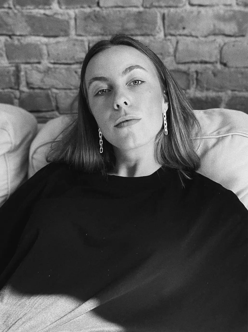 asymmetrische Logoohrstecker silber - noёmvri fashion label