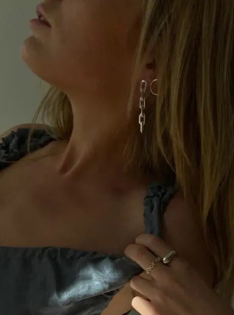 asymmetrische Logoohrstecker silber - noёmvri fashion label