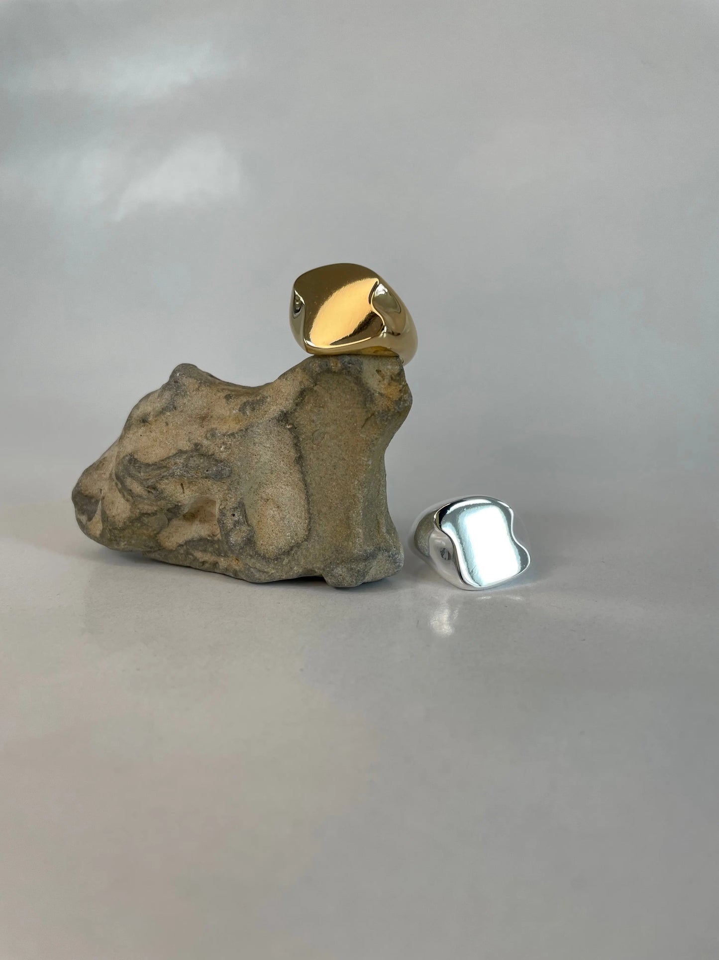 asymmetrischer Siegelring silber - noёmvri fashion label