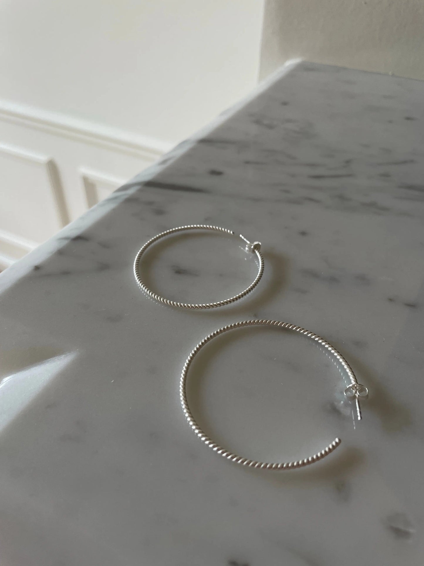 big Swirl hoops silber - noёmvri fashion label