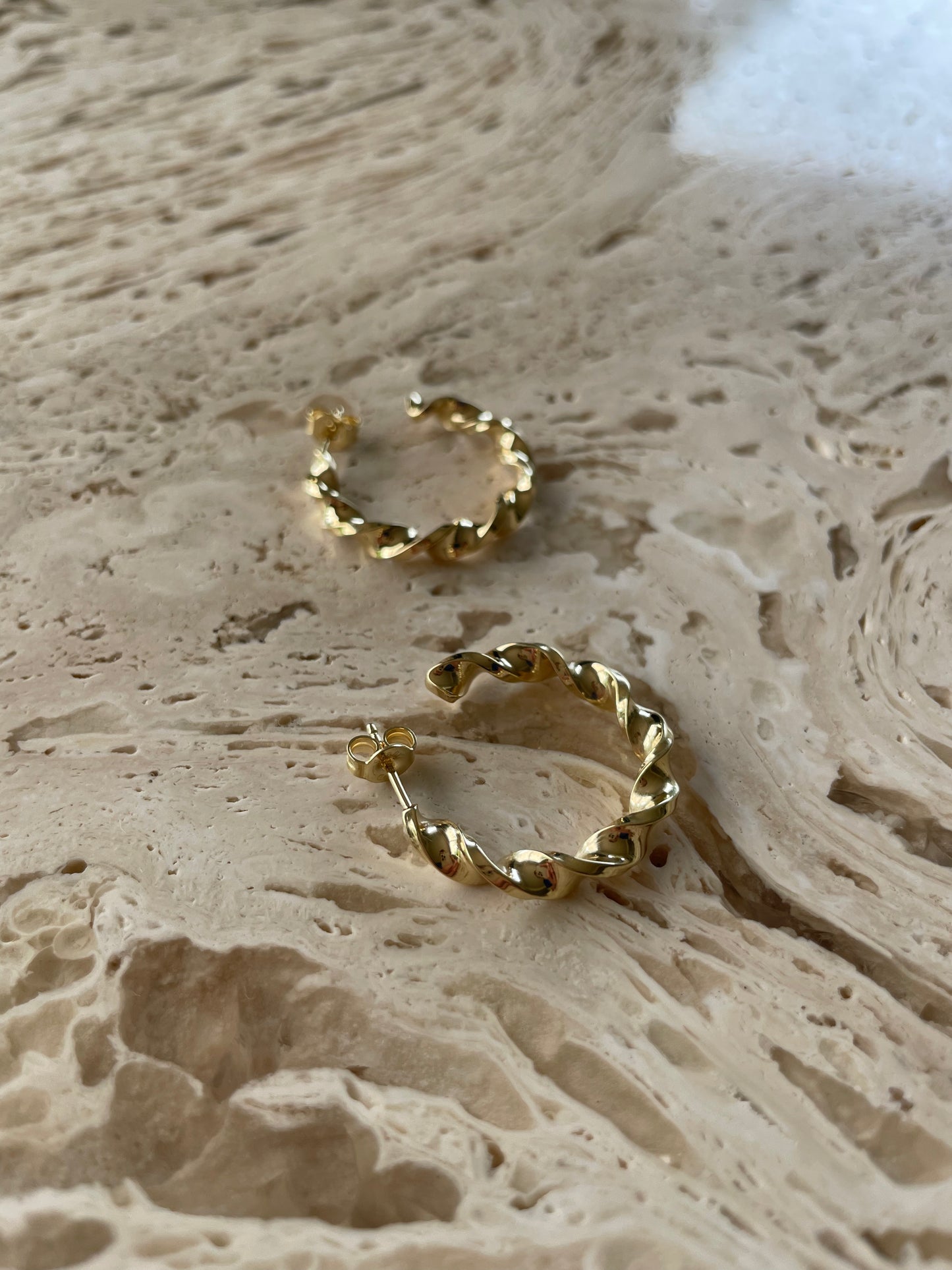 gedrehte Creolen gold - noёmvri fashion label