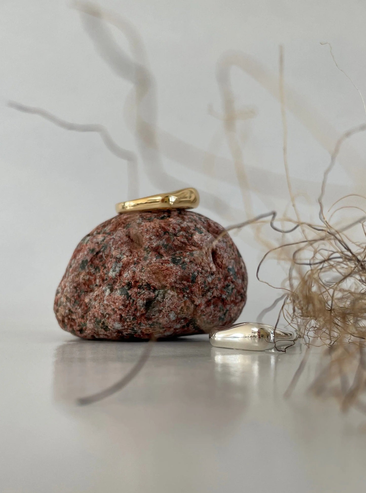 organischer Ring small gold - noёmvri fashion label