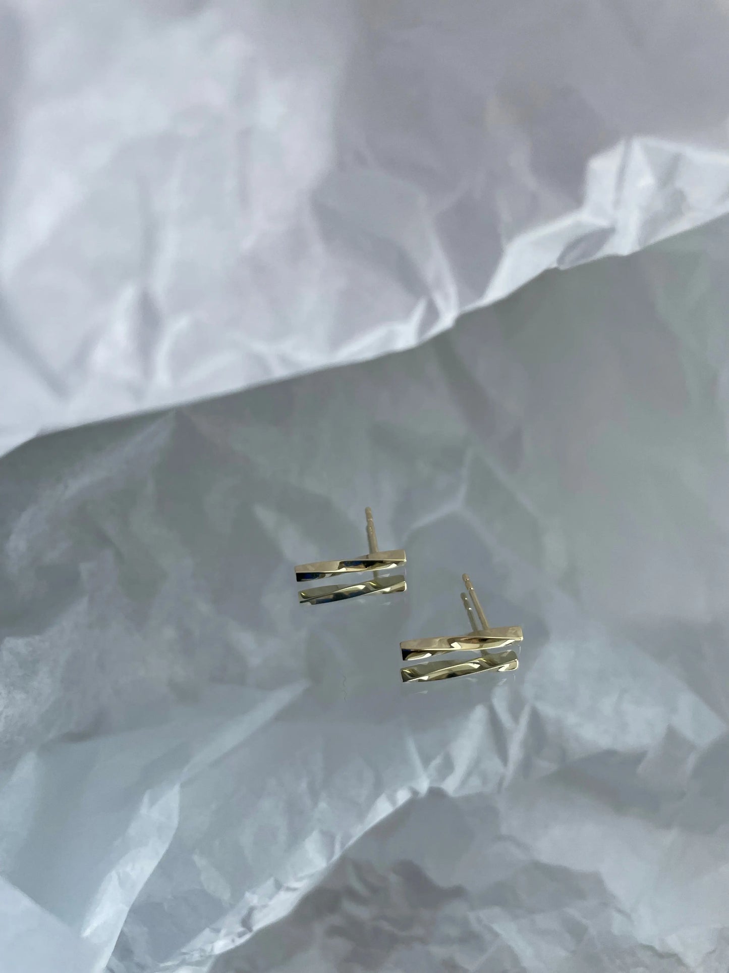 twisted Ohrstecker Hugo gold - noёmvri fashion label
