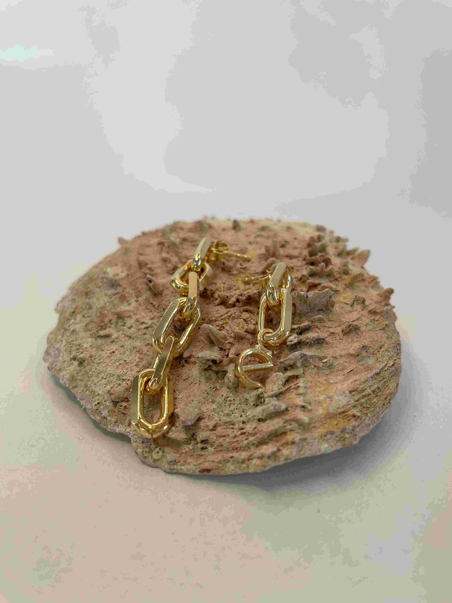asymmetrische Logoohrstecker gold - noёmvri fashion label