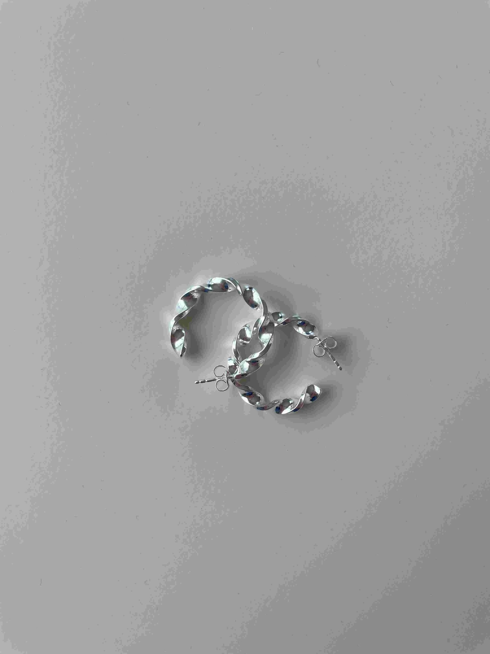 gedrehte Creolen silber - noёmvri fashion label