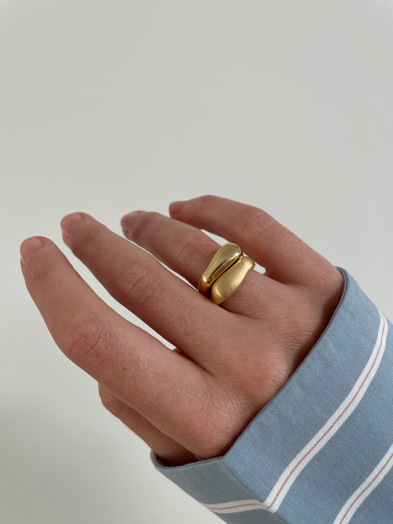organischer Ring small gold matt - noёmvri fashion label