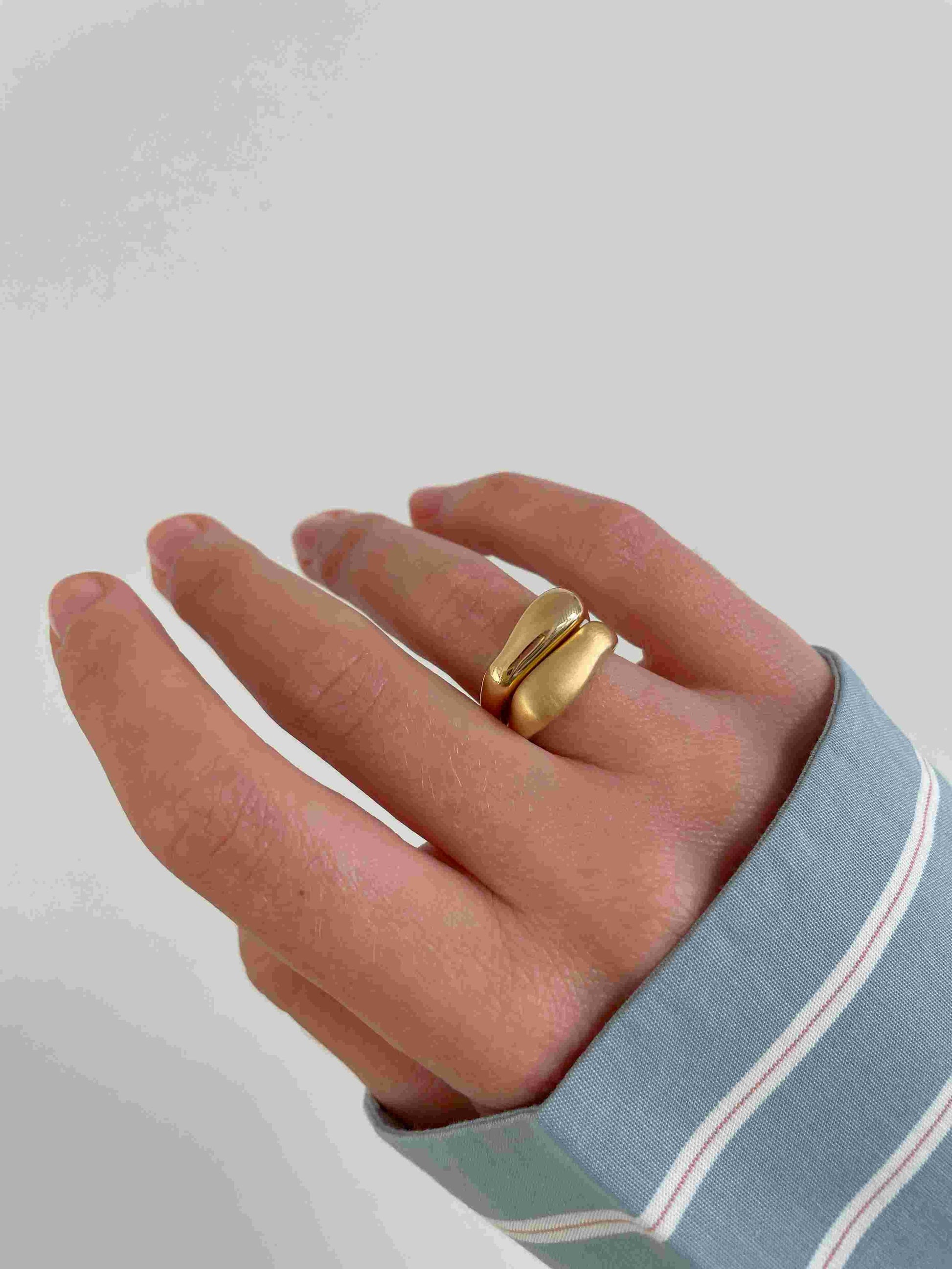 organischer Ring small gold matt - noёmvri fashion label