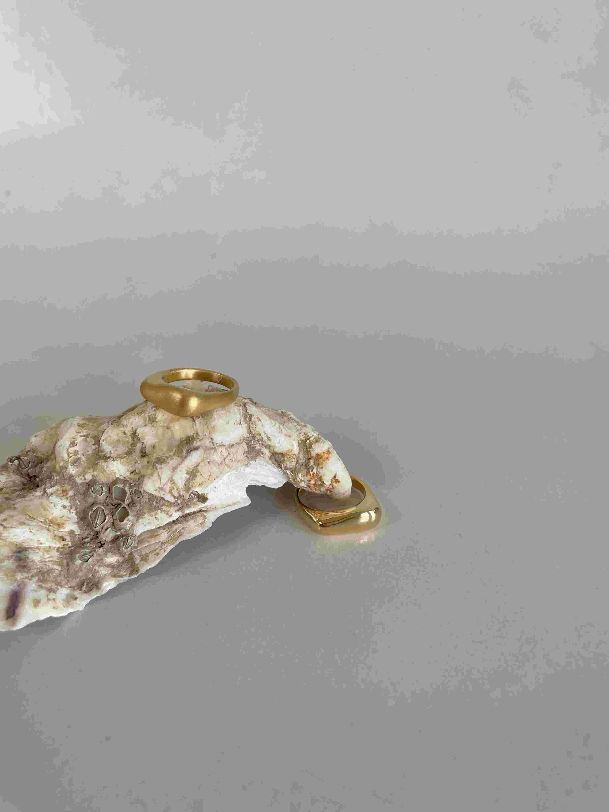 organischer Ring small gold matt - noёmvri fashion label