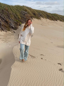 oversized Sweatshirt Turtleneck / white sand