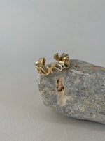 Load image into Gallery viewer, Logo earcuff gold
