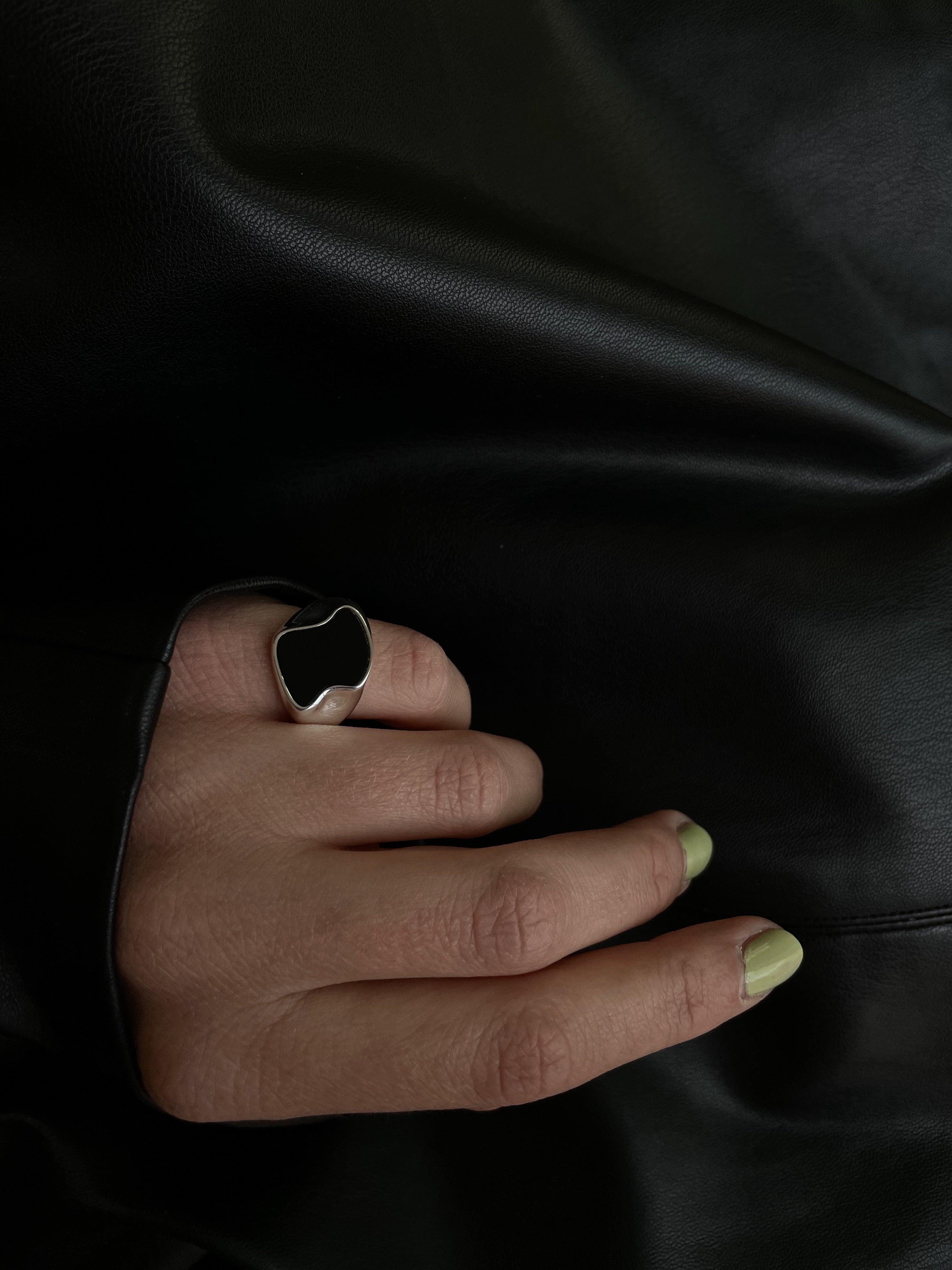 asymmetrischer Siegelring silber mit schwarzer Plexiglas Platte